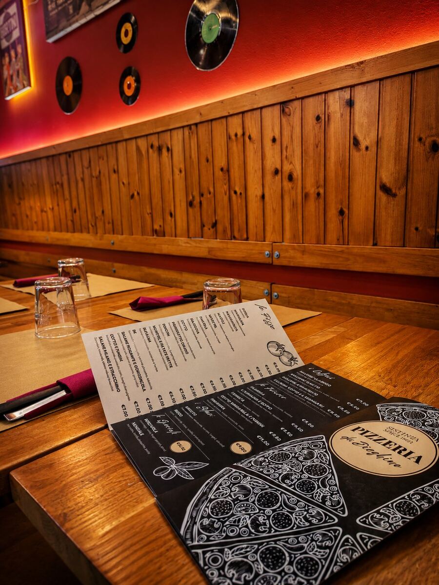 Tavolo apparecchiato nella sala della pizzeria
